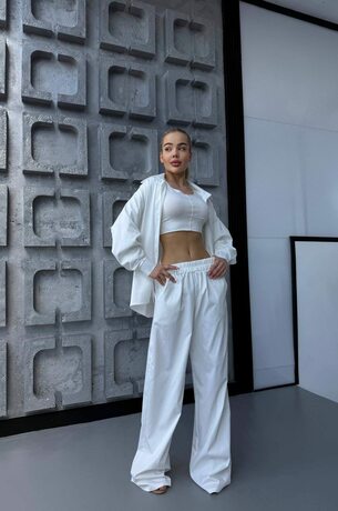 Костюм двійка з сорочкою та брюками вільного крою, колір білий.