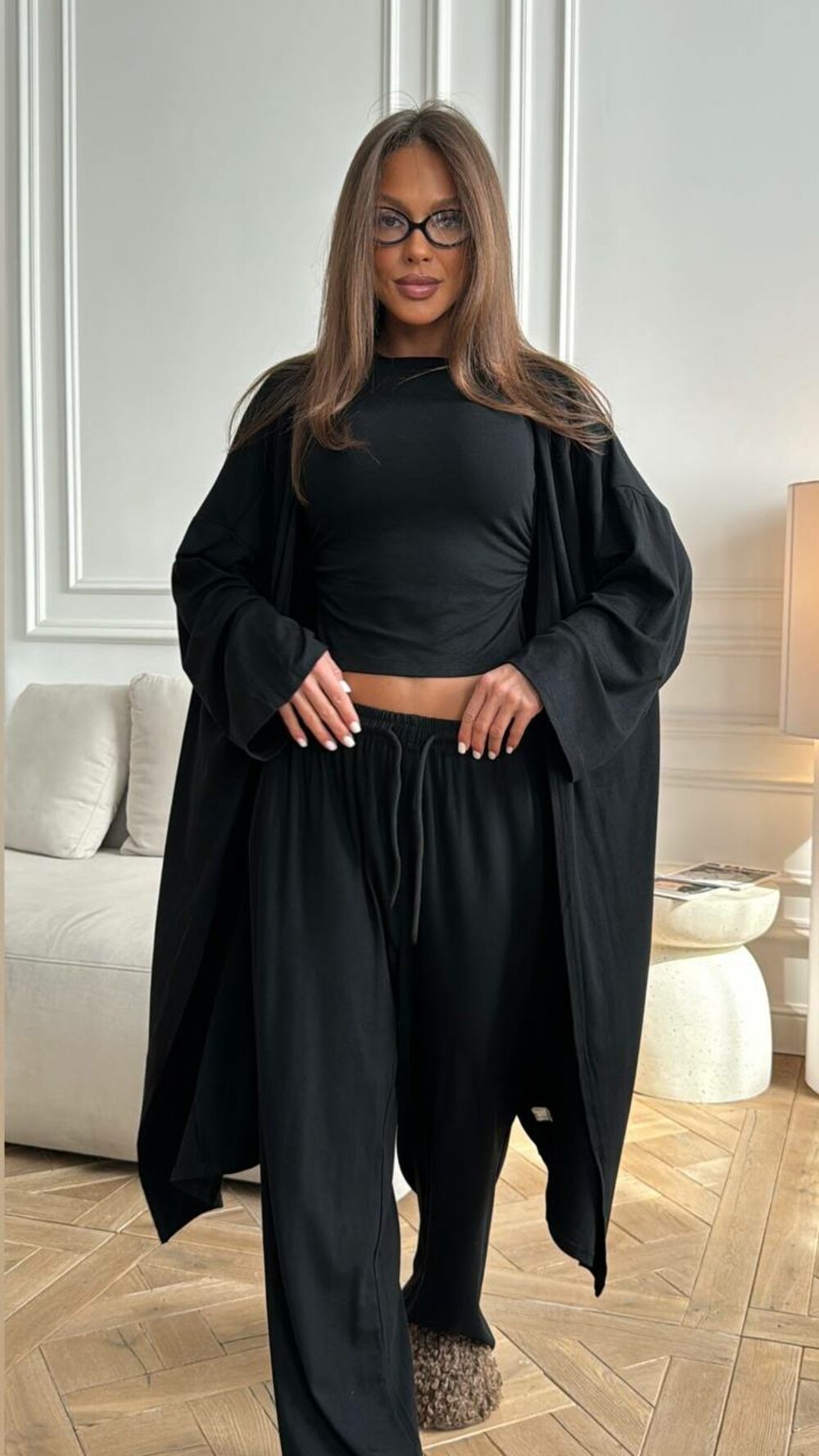 Костюм тройка состоит из брюк, кардигана и топа, цвет черный