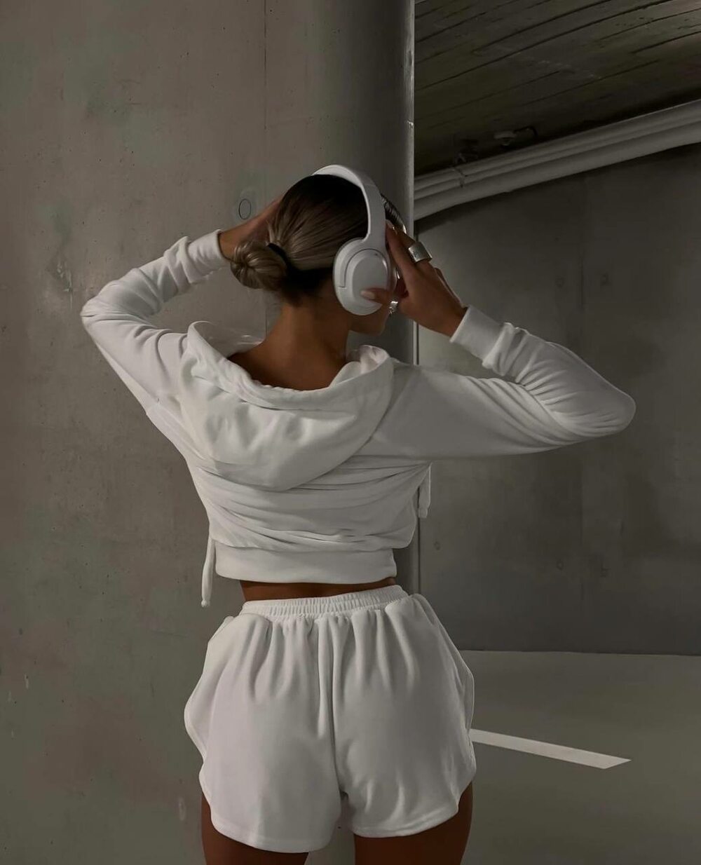 Велюровый костюм состоит из шорт и худи, цвет белый