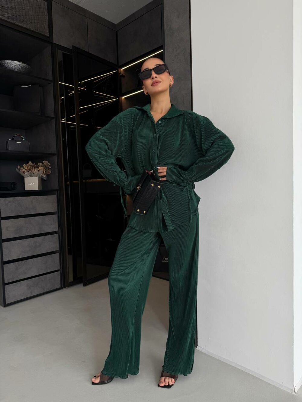 Костюм двойка сотоит из брюк и рубашки свободного кроя, цвет изумруд