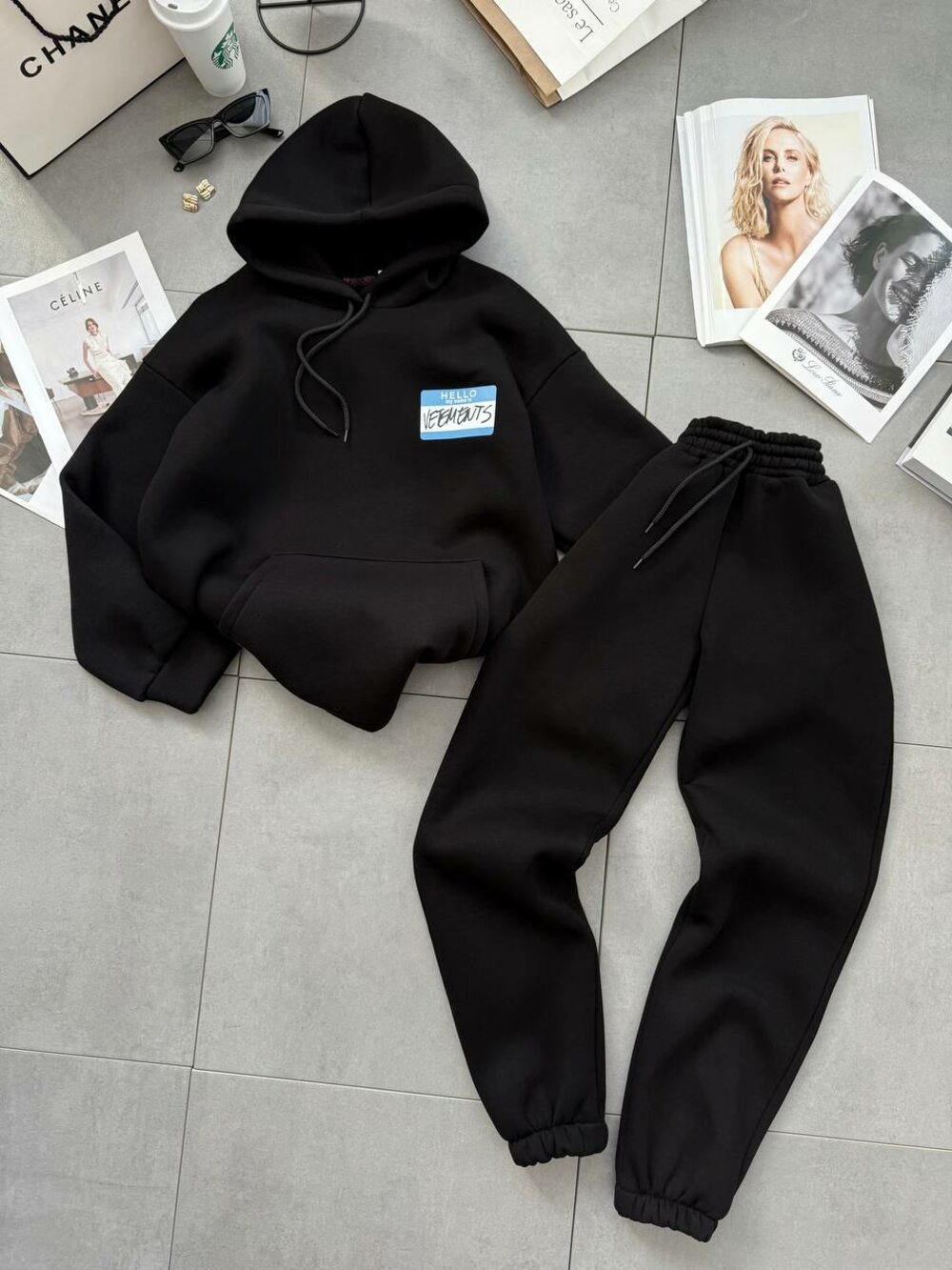 Костюм на флісі складається зі худі з капюшоном і штанів, чорний, принт блакитний.