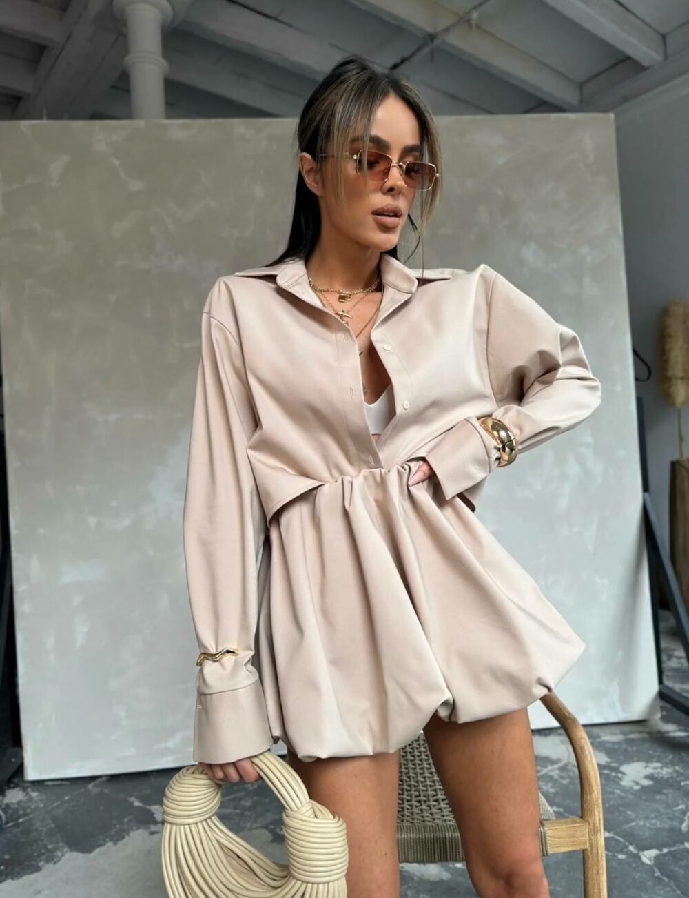 Костюм складається зі спідниці та блузки, колір бежевий