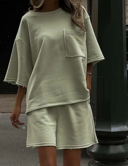 Костюм состоит из футболки и шорт, цвет оливковый