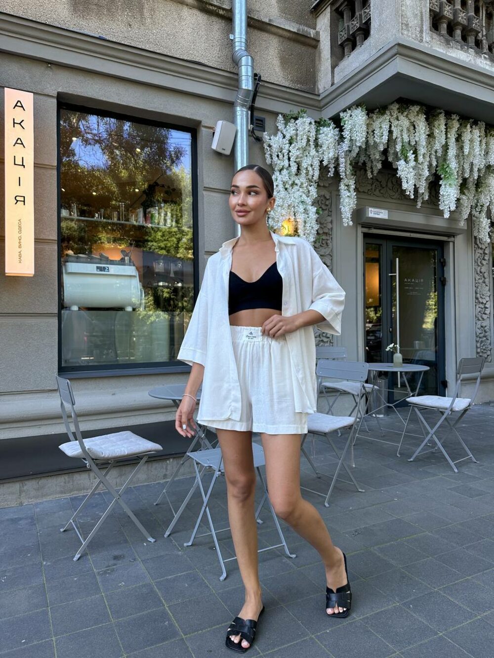 Костюм двійка складається з сорочки та шорт, колір молочний