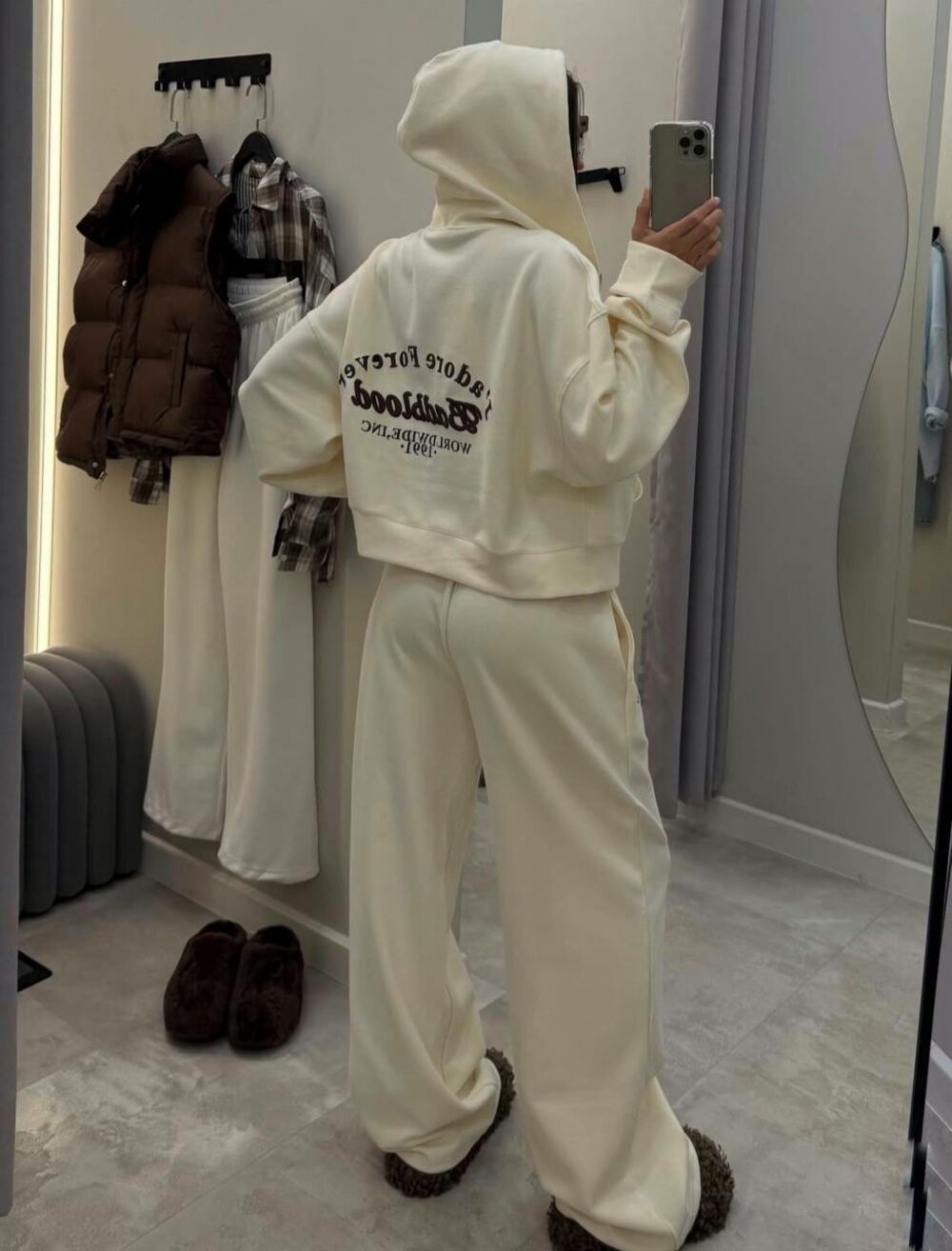 Костюм складається з худі з капюшоном і штанів, колір молочний
