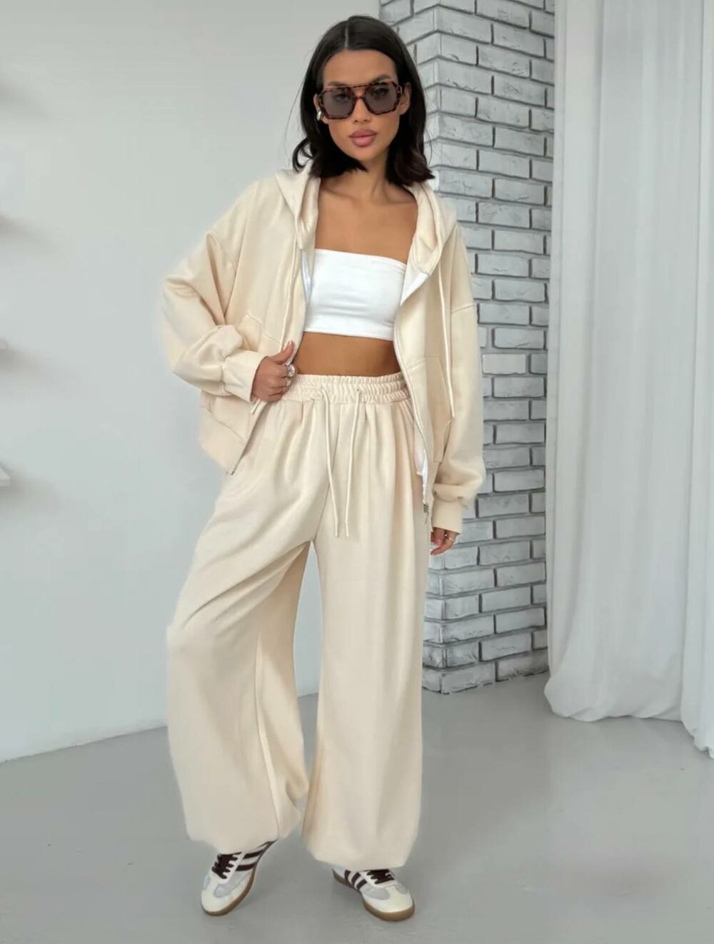 Костюм двійка складається з худі та штанів, колір бежевий