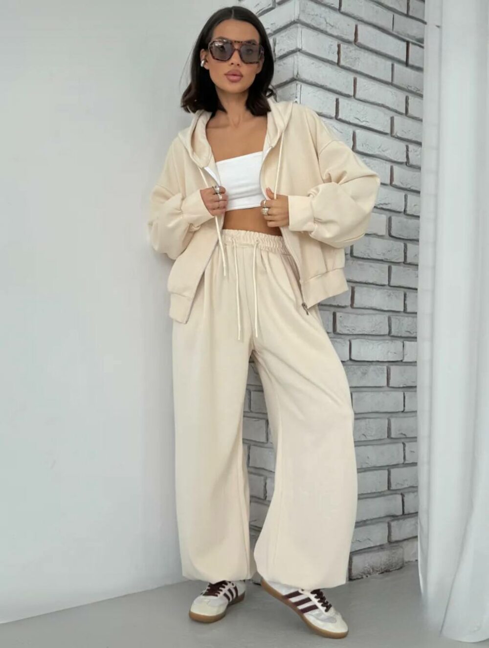 Костюм двійка складається з худі та штанів, колір бежевий