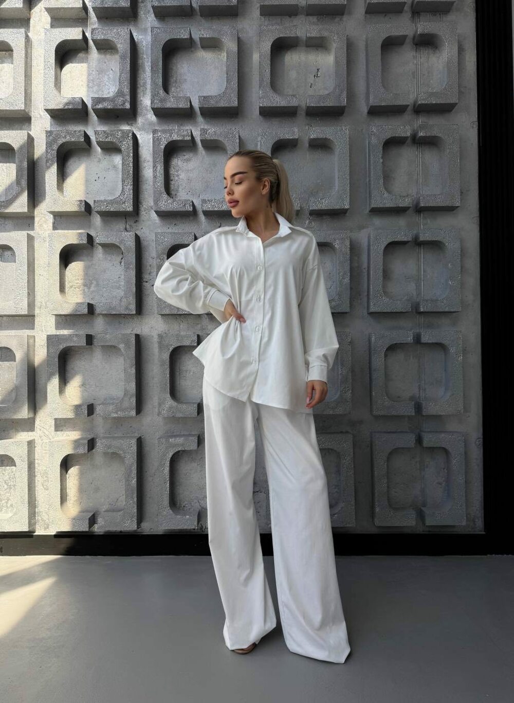 Костюм двійка з сорочкою та брюками вільного крою, колір білий.