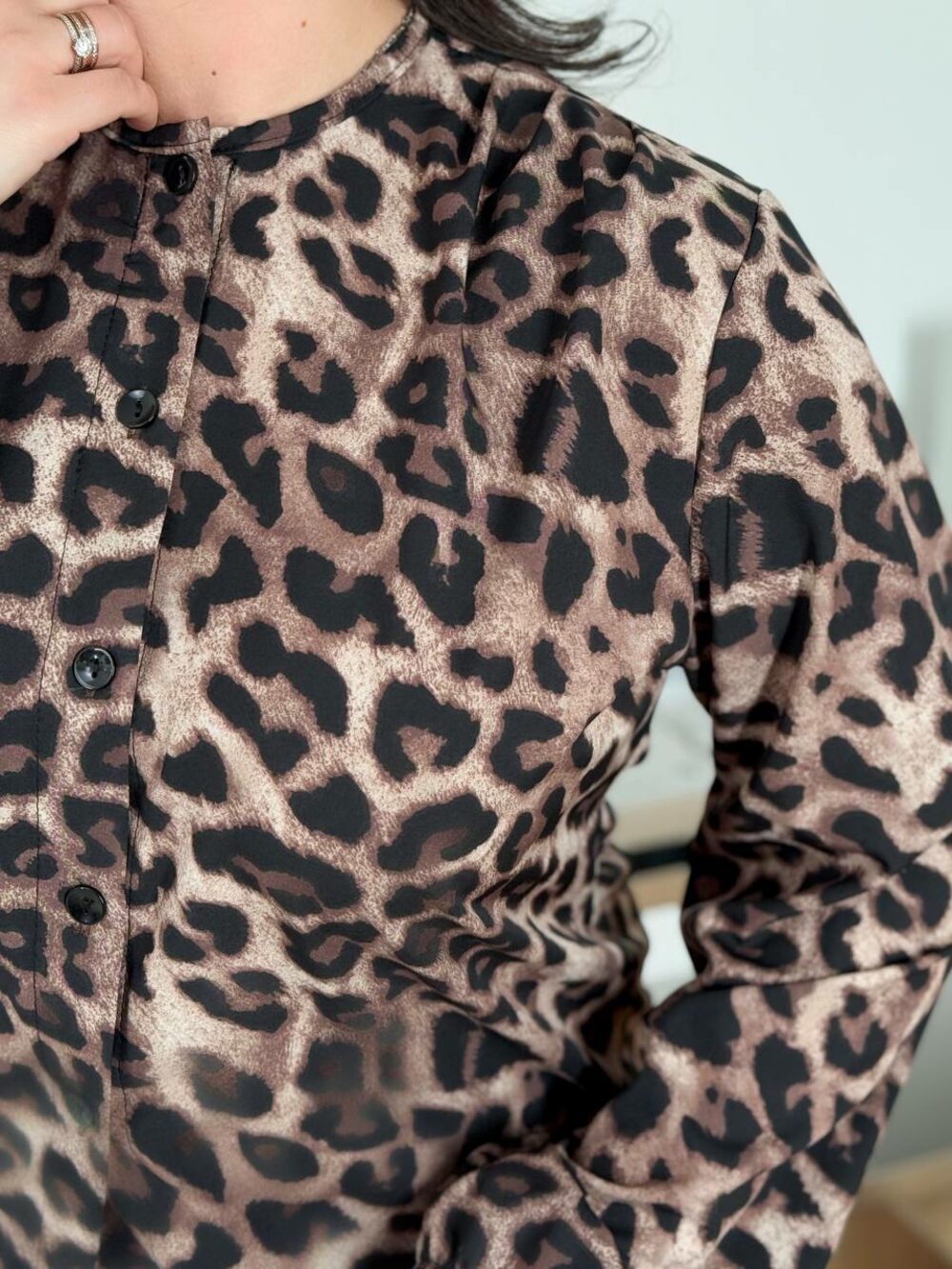 Костюм складається з блузки та штанів, колір леопард.