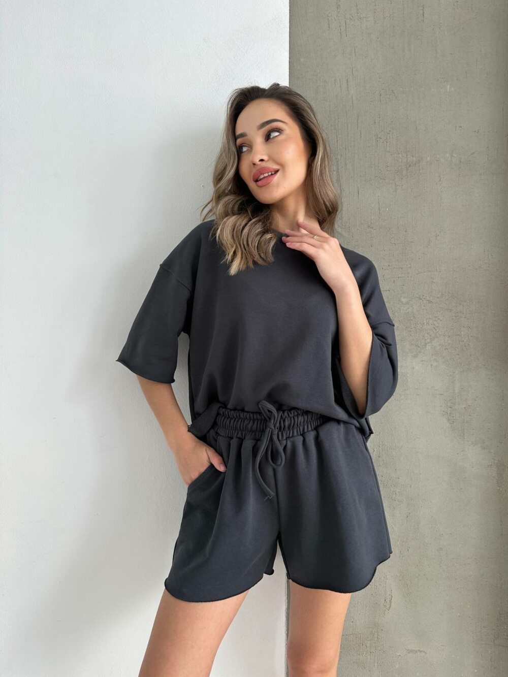 Базовий костюм складається з шортів і футболки, колір графіт