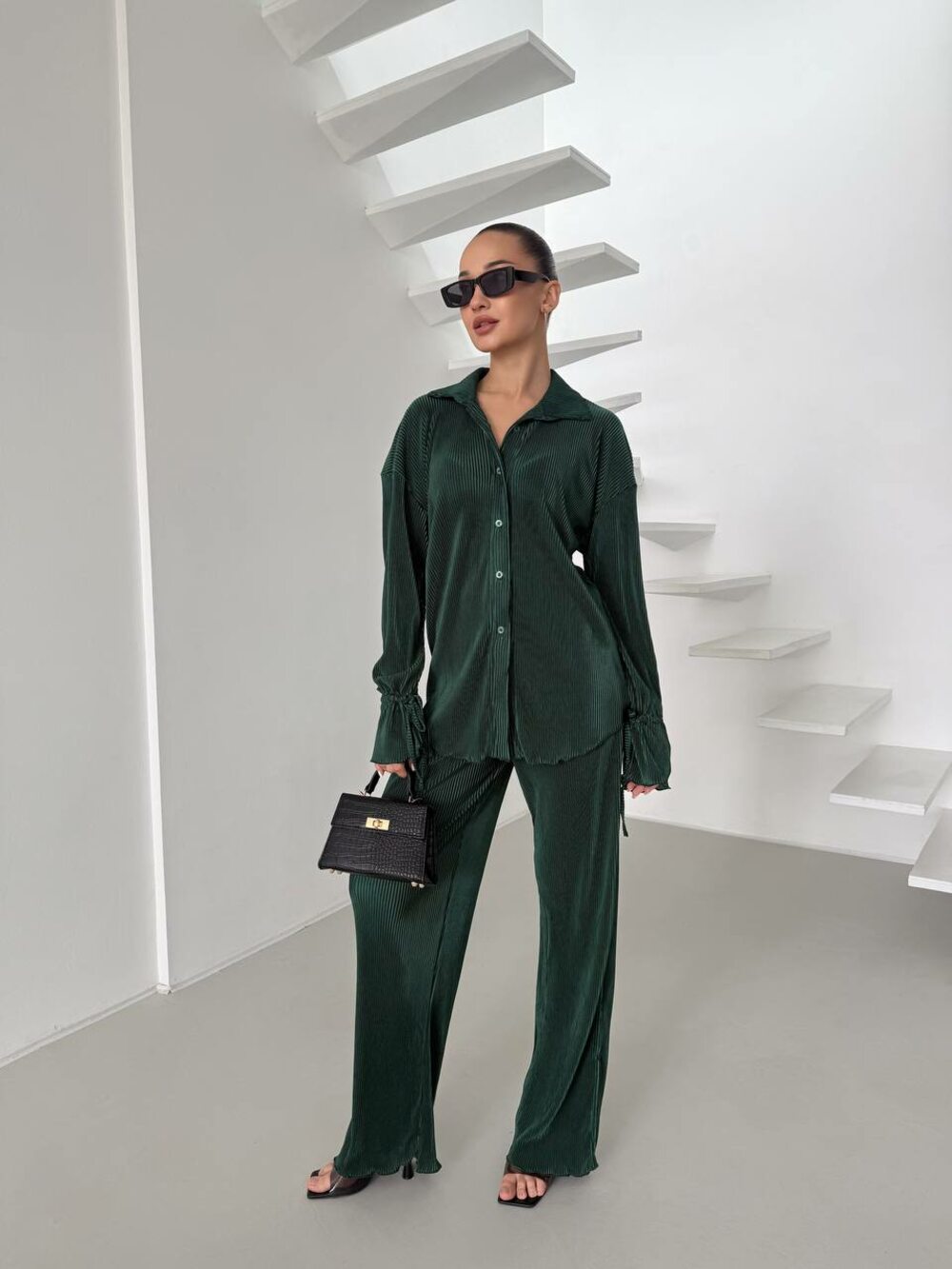 Костюм двойка сотоит из брюк и рубашки свободного кроя, цвет изумруд