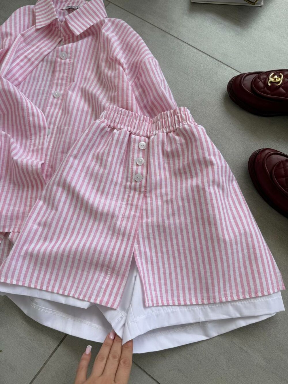 Костюм у смужку складається з сорочки та шорт, колір барбі.