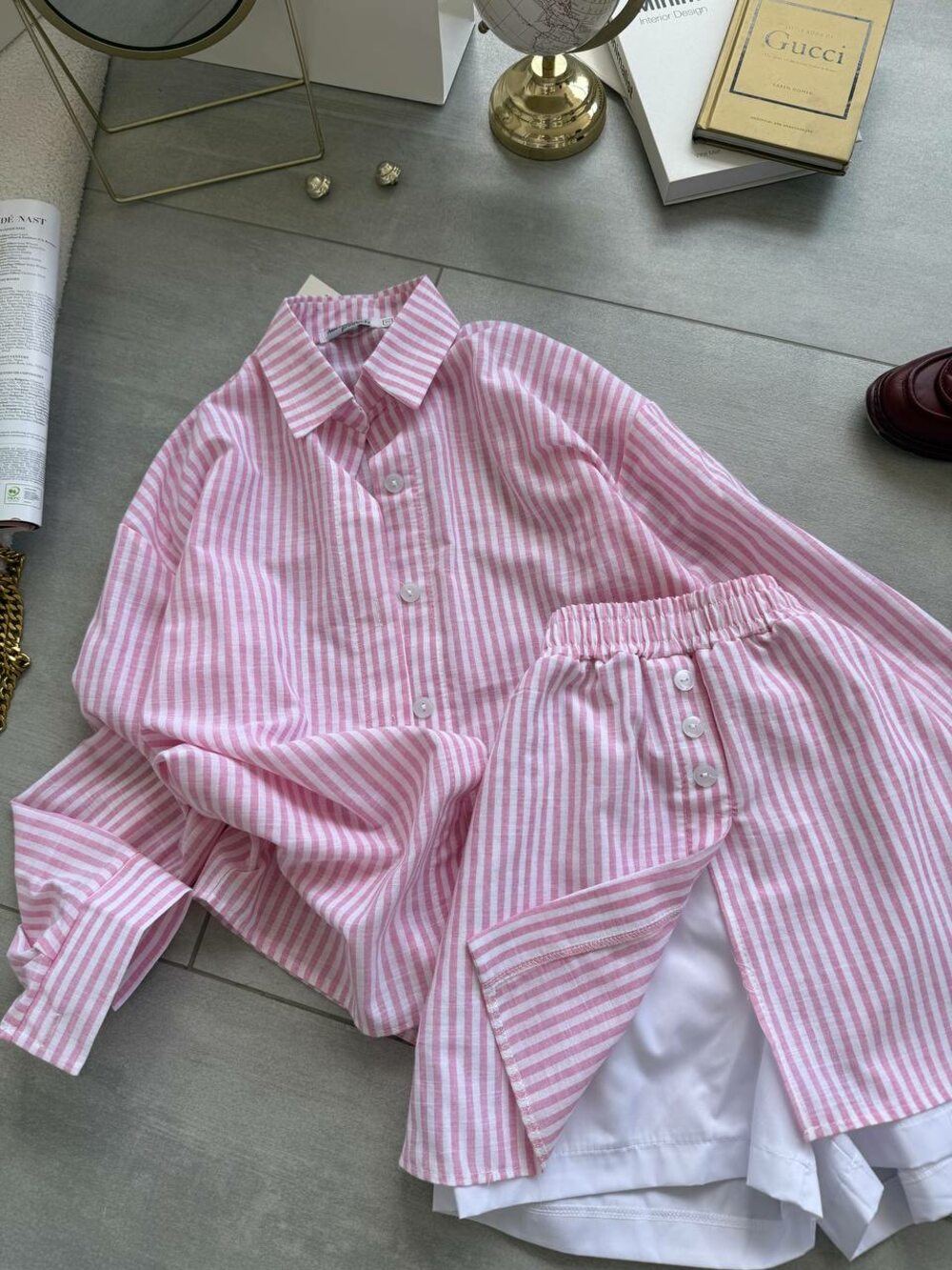 Костюм у смужку складається з сорочки та шорт, колір барбі.