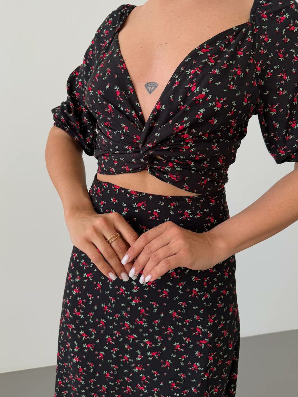 Літній костюм складається з топу та спідниці, колір чорний