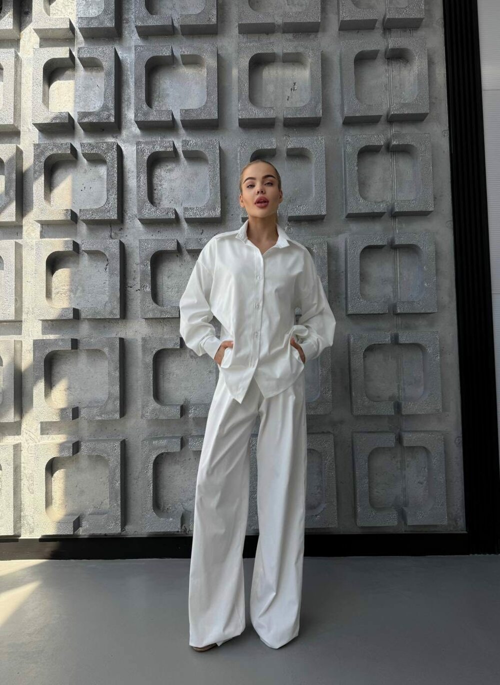 Костюм двійка з сорочкою та брюками вільного крою, колір білий.