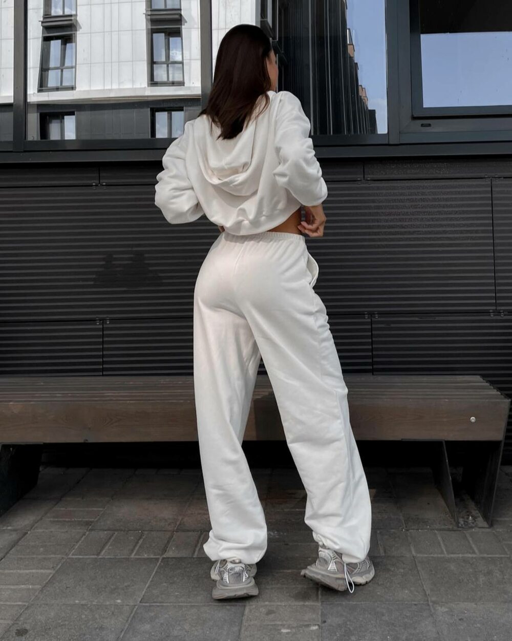 Костюм двійка складається з кофти і штанів, колір молочний