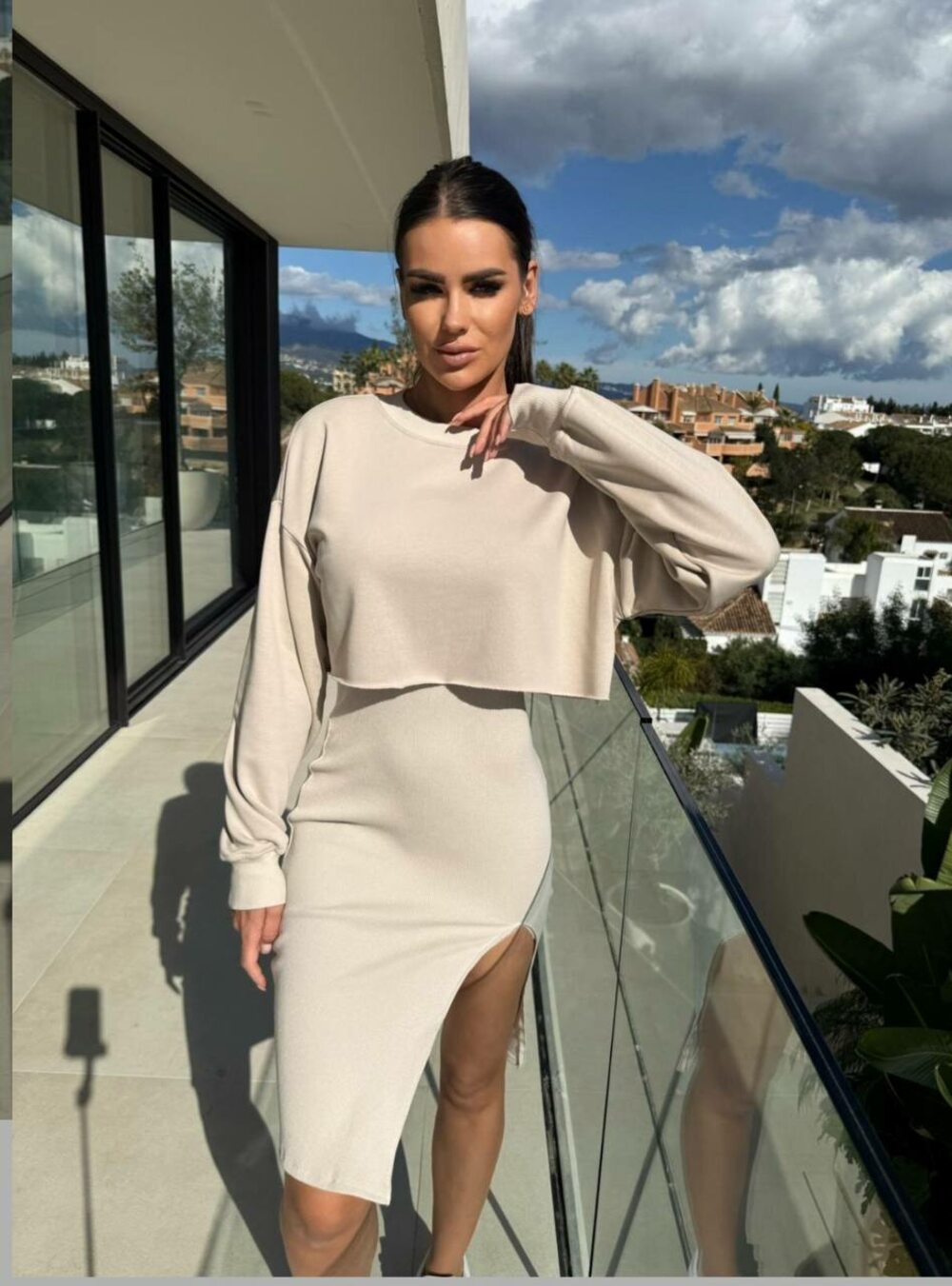 Костюм складається з сукні та укороченої кофти, колір бежевий