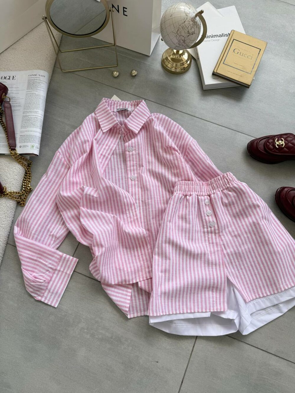 Костюм у смужку складається з сорочки та шорт, колір барбі.
