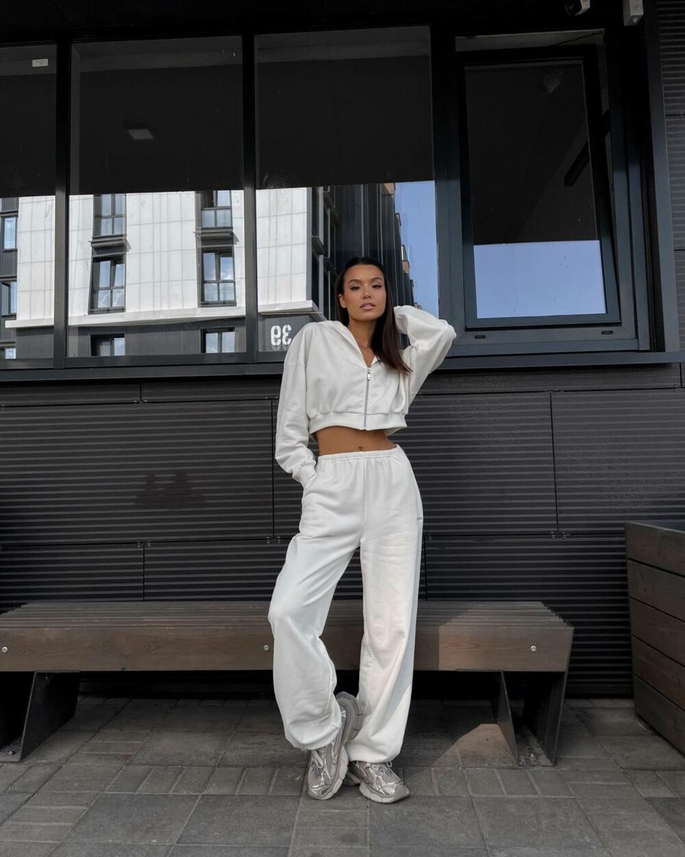 Костюм двійка складається з кофти і штанів, колір молочний