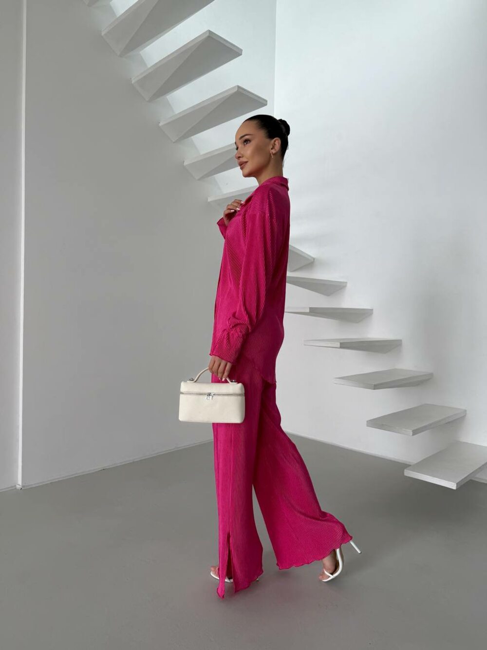 Костюм двойка сотоит из брюк и рубашки свободного кроя, цвет малиновый