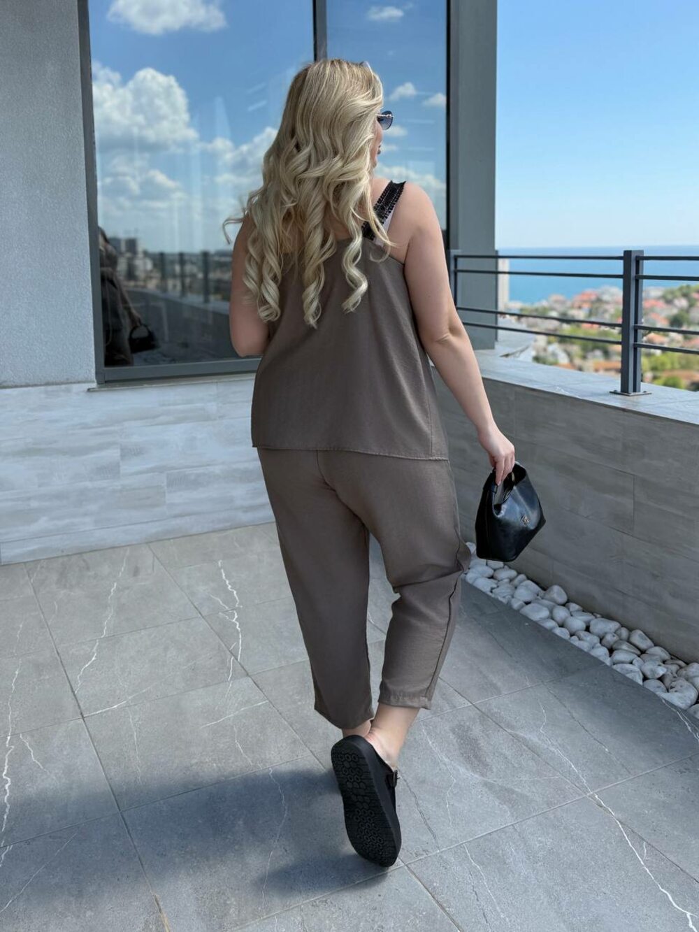 Костюм складається з штанів і кофточки на бретельках, колір бежевий