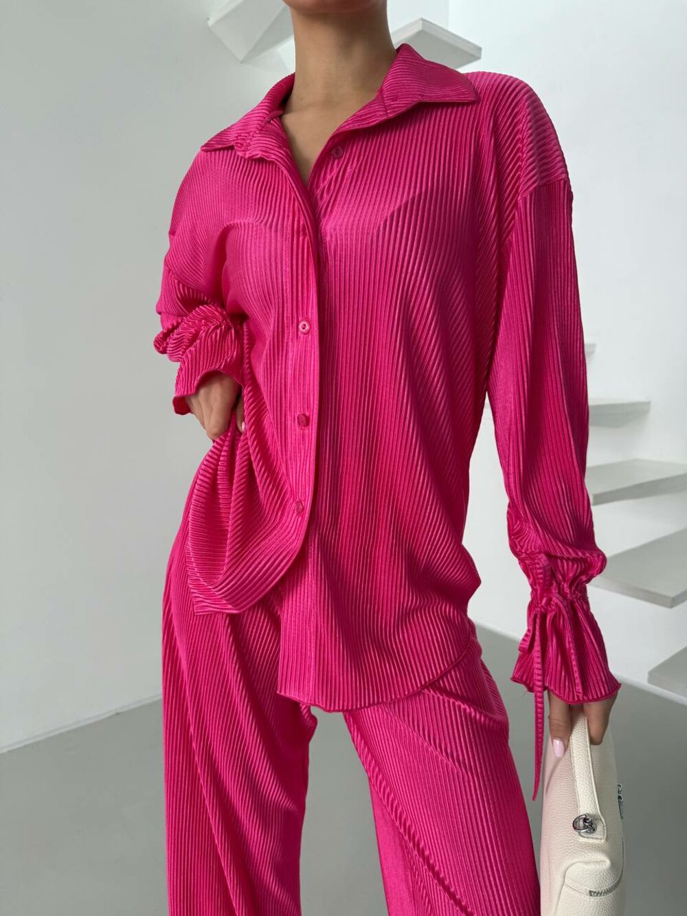 Костюм двойка сотоит из брюк и рубашки свободного кроя, цвет малиновый