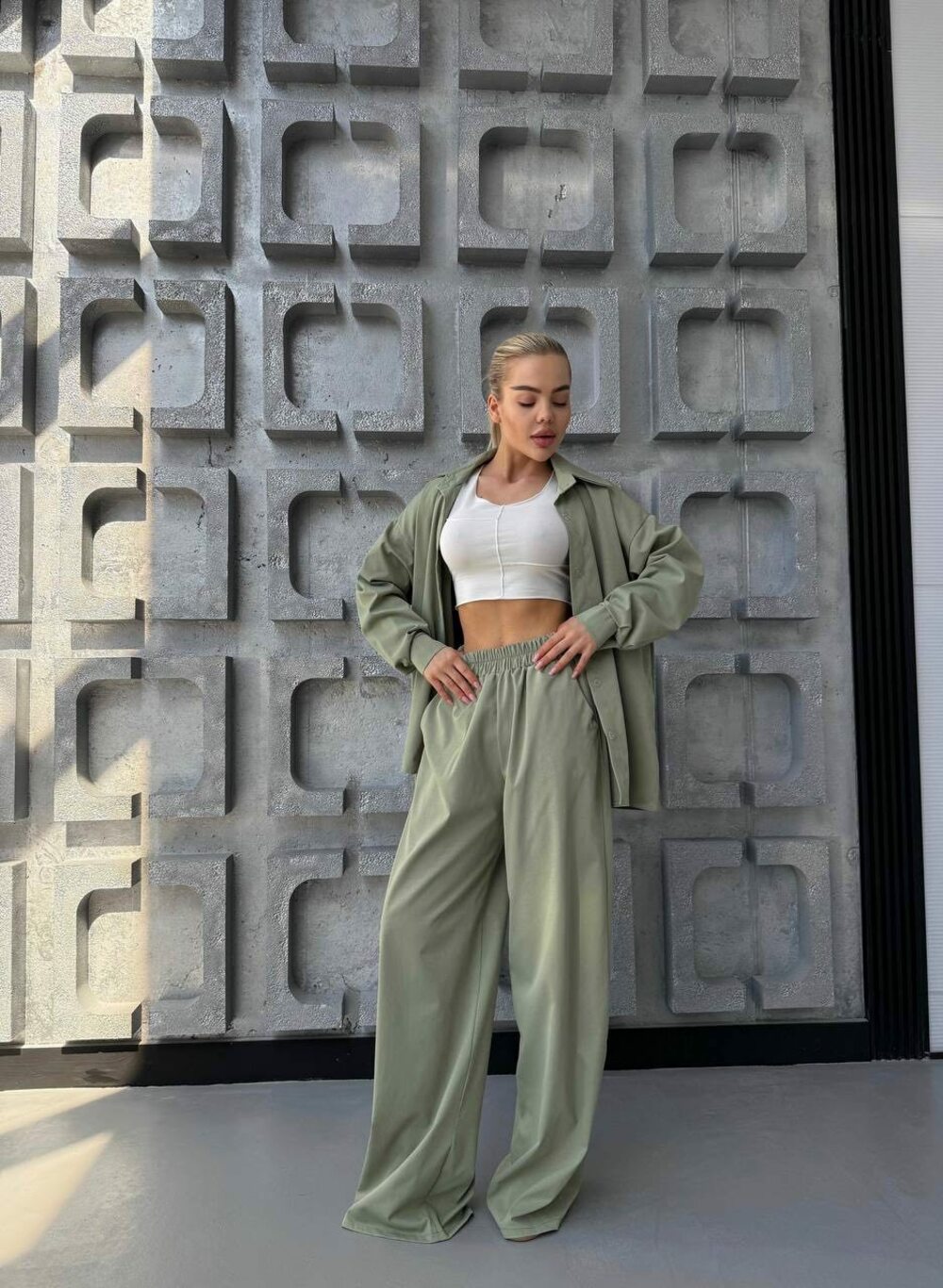 Костюм двійка з сорочкою та брюками вільного крою, оливковий колір.