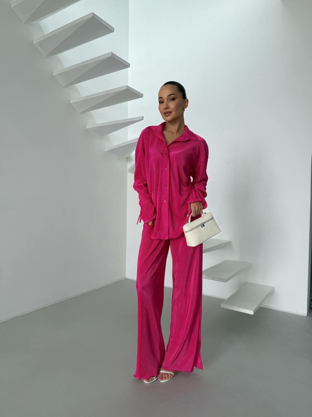 Костюм двойка сотоит из брюк и рубашки свободного кроя, цвет малиновый