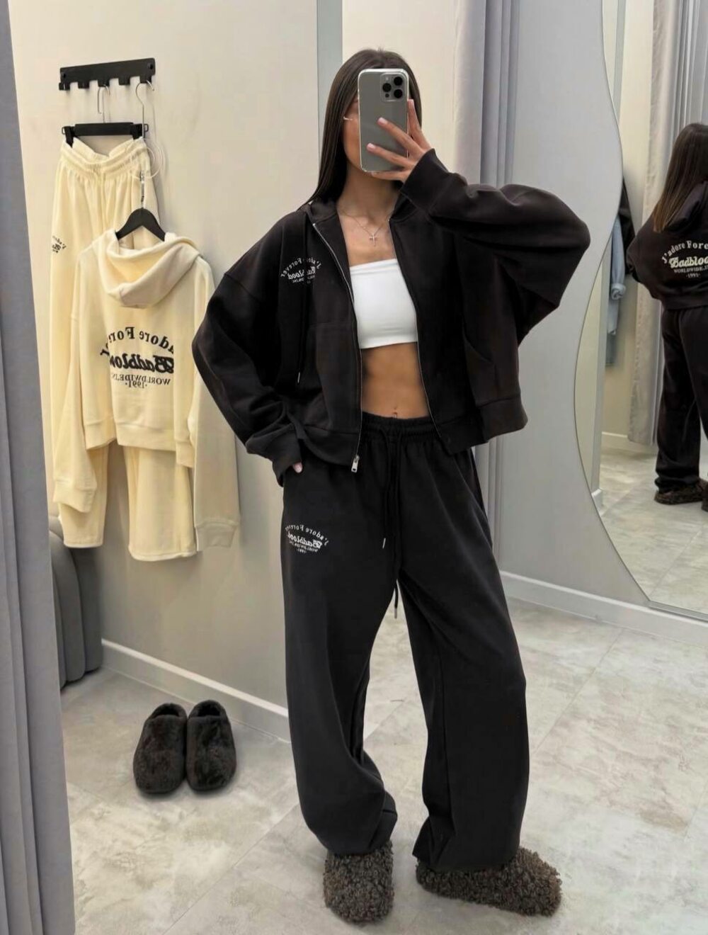 Костюм складається з худі з капюшоном і штанів, колір чорний