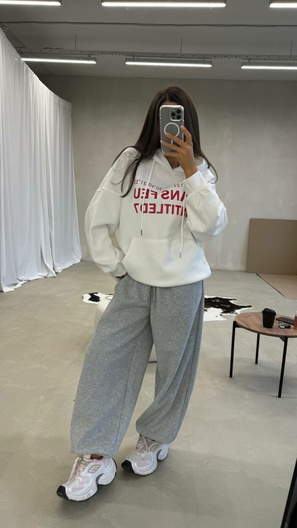 Костюм на флісі складається з худі з принтом і штанів, колір молочний