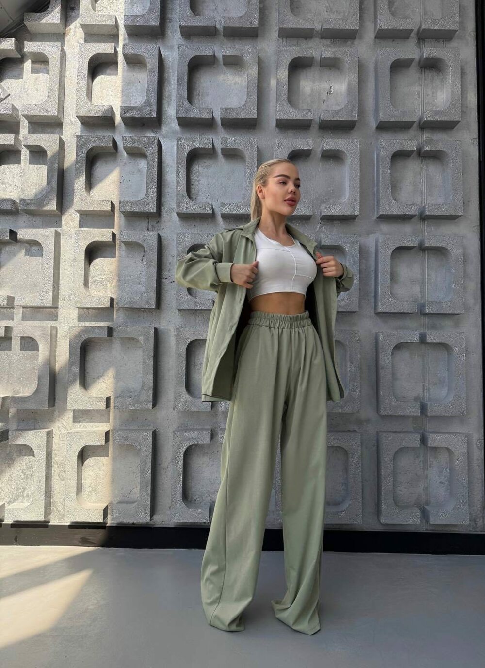 Костюм двійка з сорочкою та брюками вільного крою, оливковий колір.