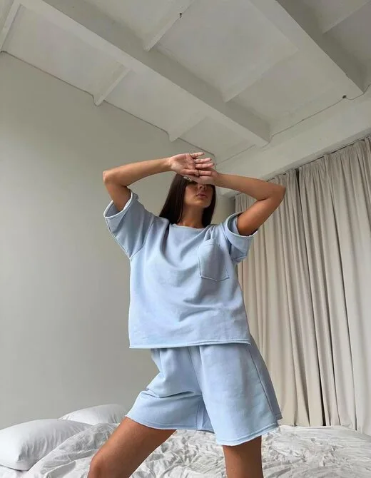 Костюм состоит из футболки и шорт, цвет голубой