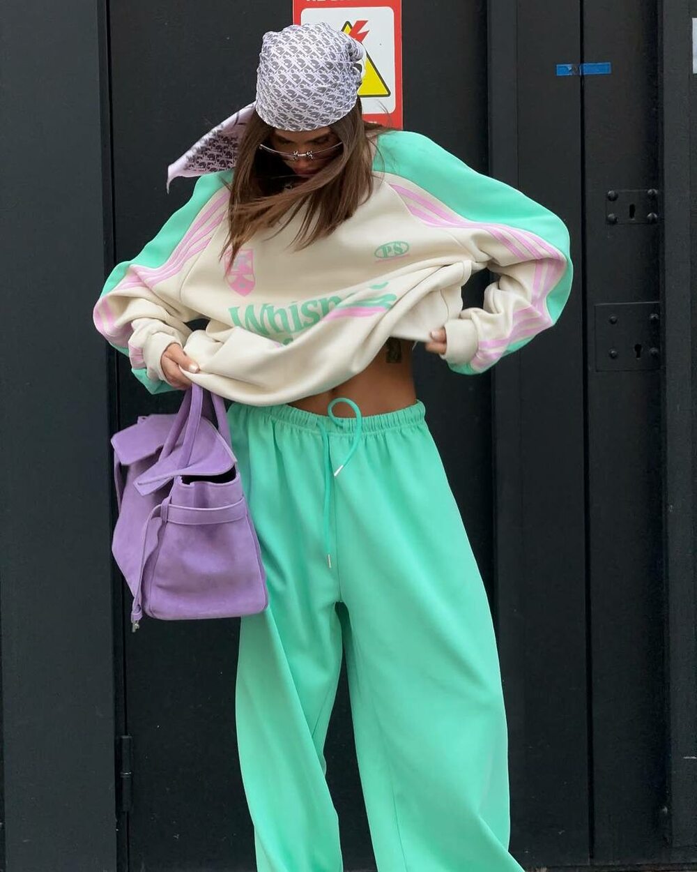 Костюм складається зі світшота та штанів, колір м'ята.