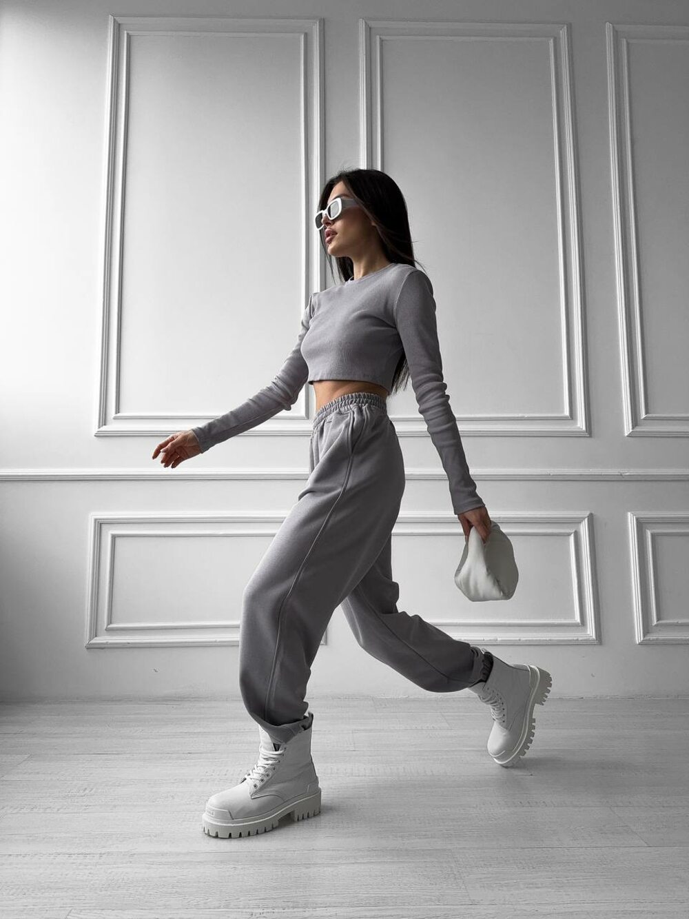 Костюм состоит из джогеров и лонгслива, цвет серый