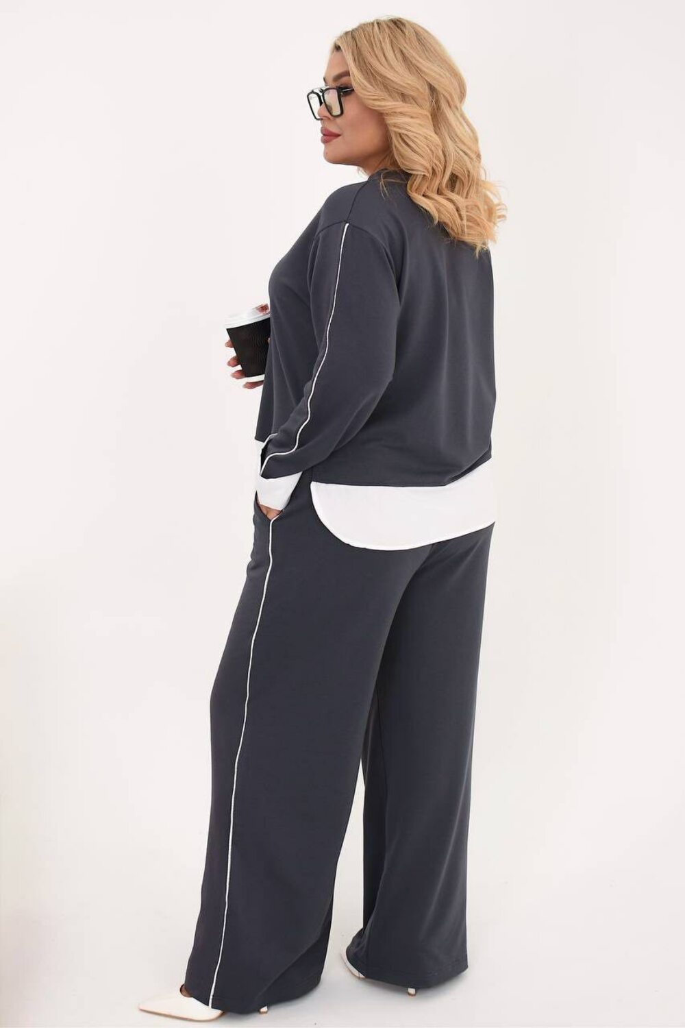 Костюм двійка складається з кофти оригінального крою і штанів палаццо. Колір графіт. Костюм стильний та зручний, його елементи легко поєднувати з різними образами. Колір графіт.