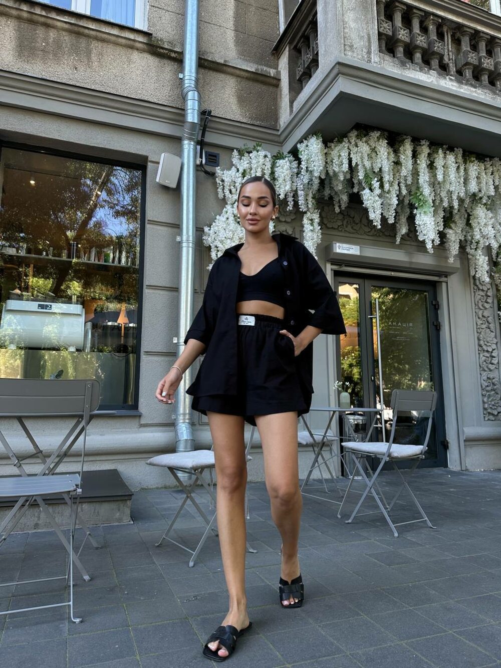 Костюм двійка складається з сорочки та шорт, колір чорний