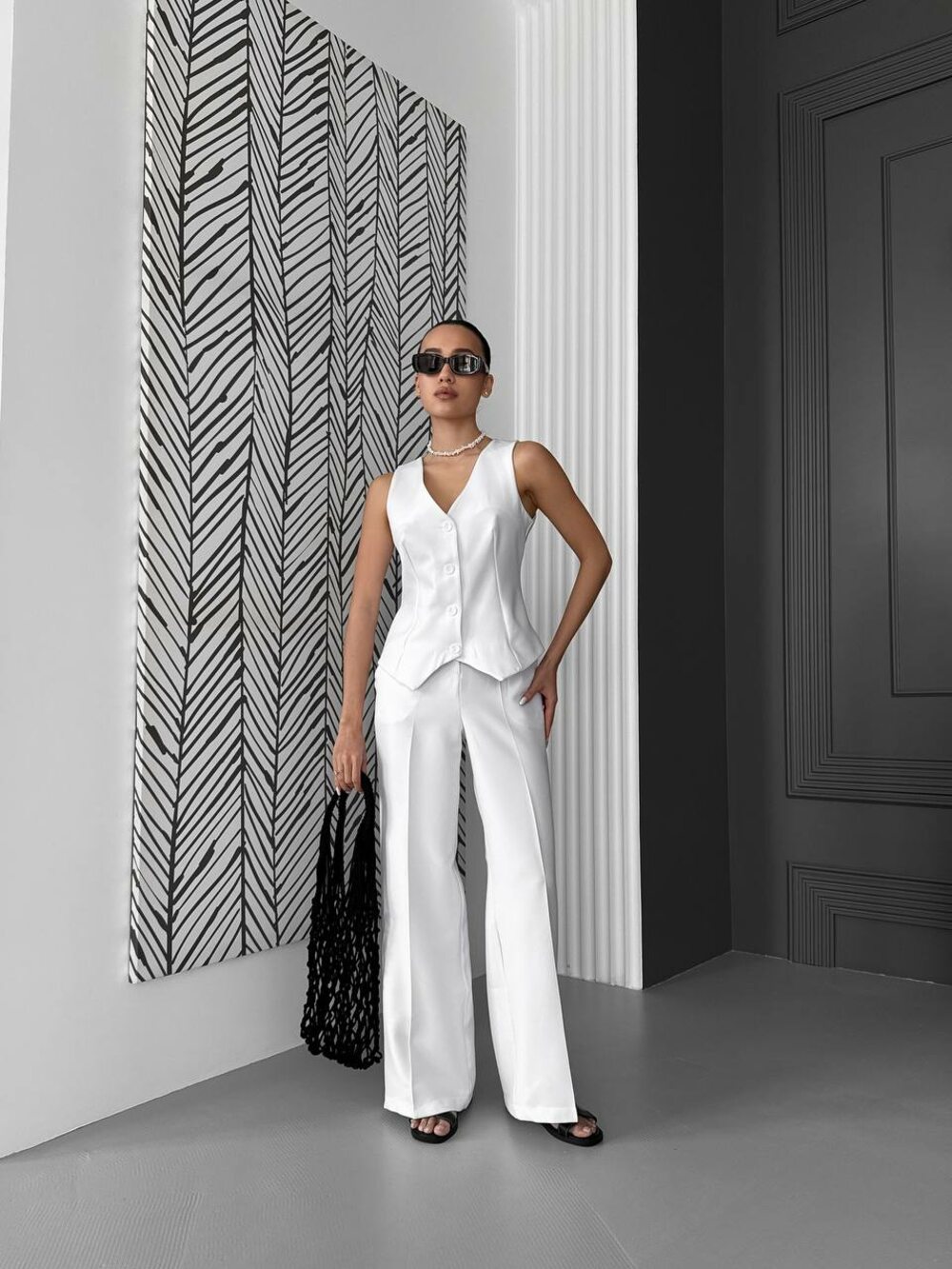 Костюм зісотет із жилетки та штанів, колір білий