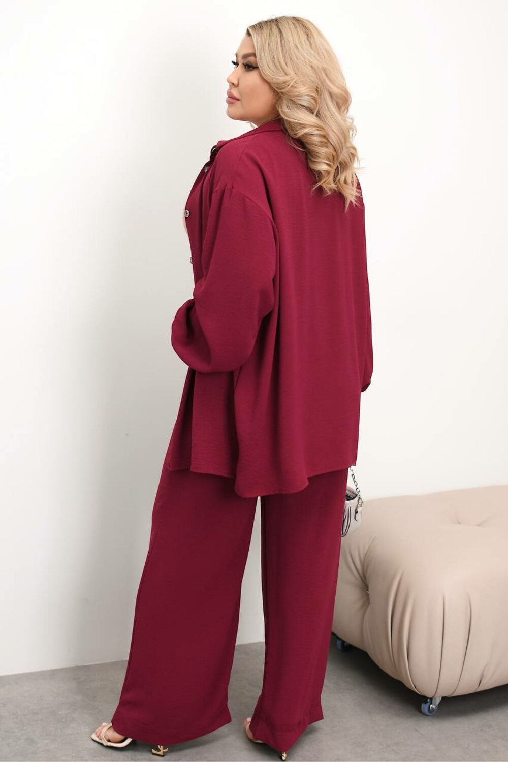 Костюм складається з штанів палаццо та сорочки, колір фуксія