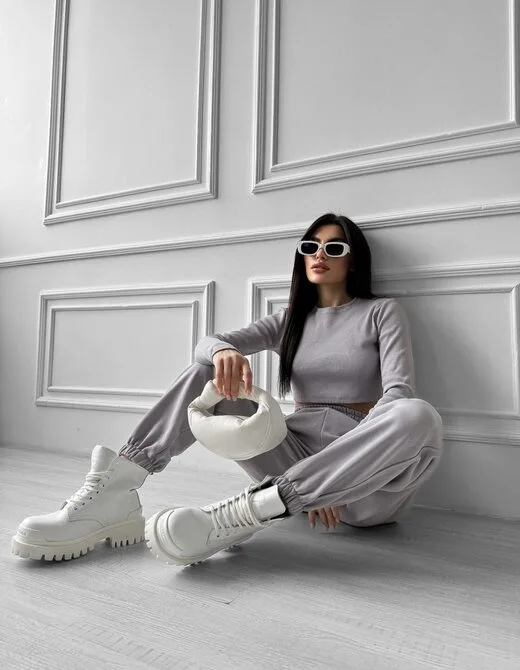 Костюм состоит из джогеров и лонгслива, цвет серый