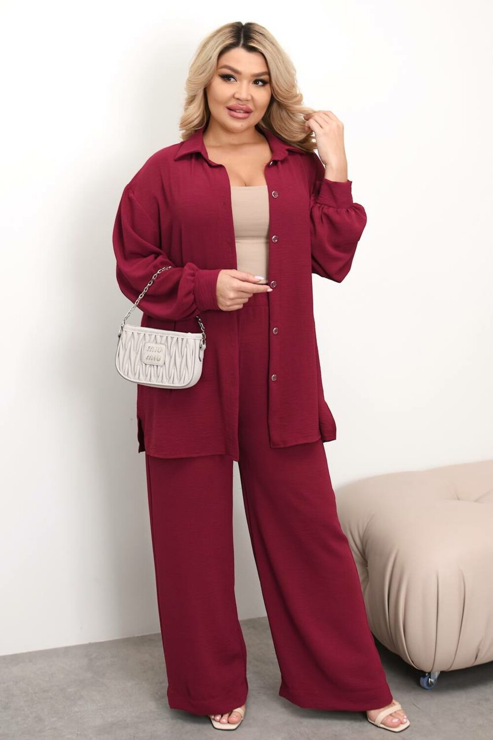 Костюм складається з штанів палаццо та сорочки, колір фуксія