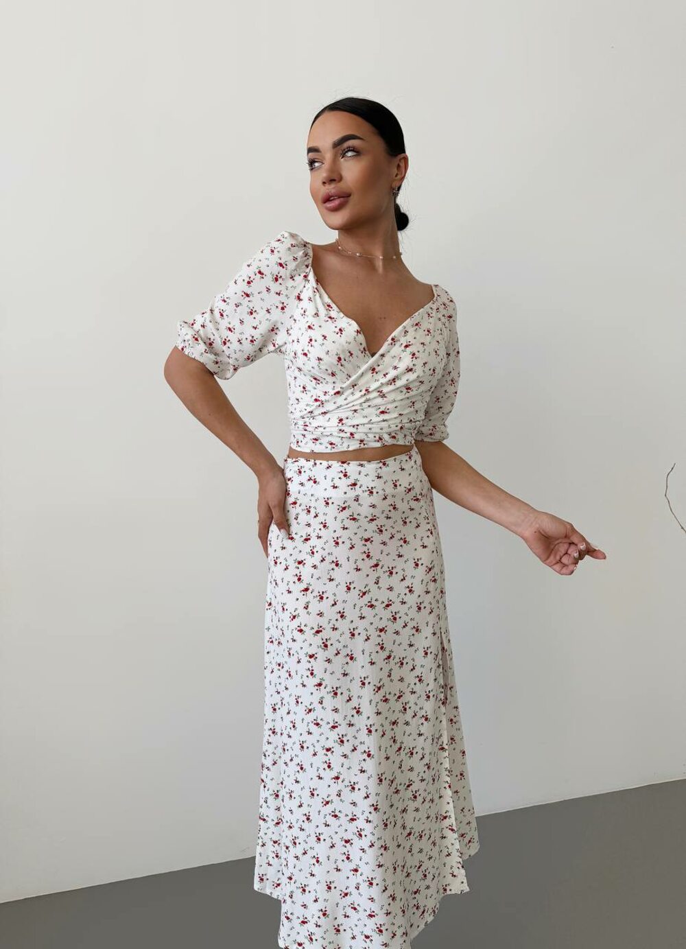 Літній костюм складається з топу та спідниці, колір білий