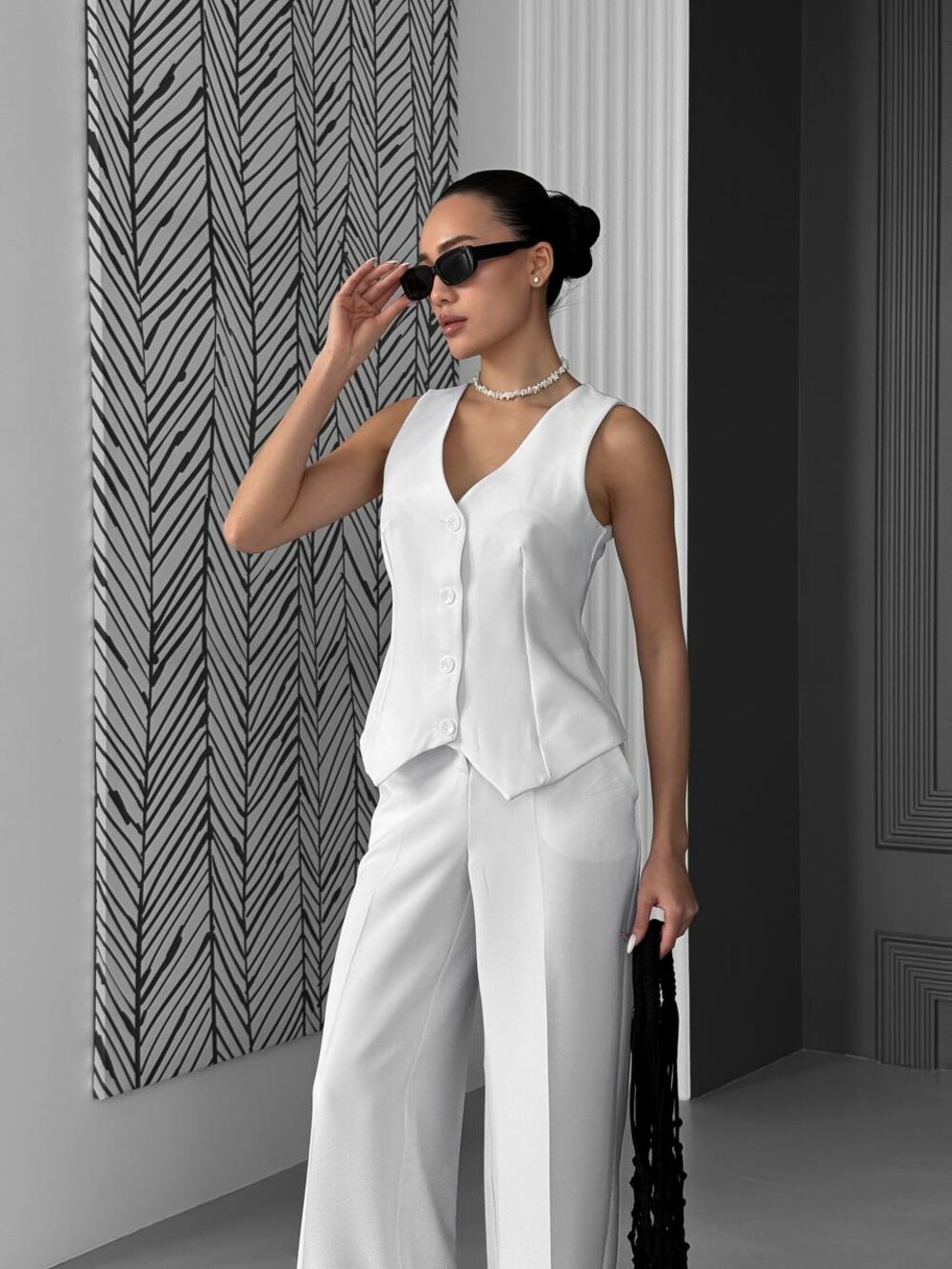 Костюм зісотет із жилетки та штанів, колір білий