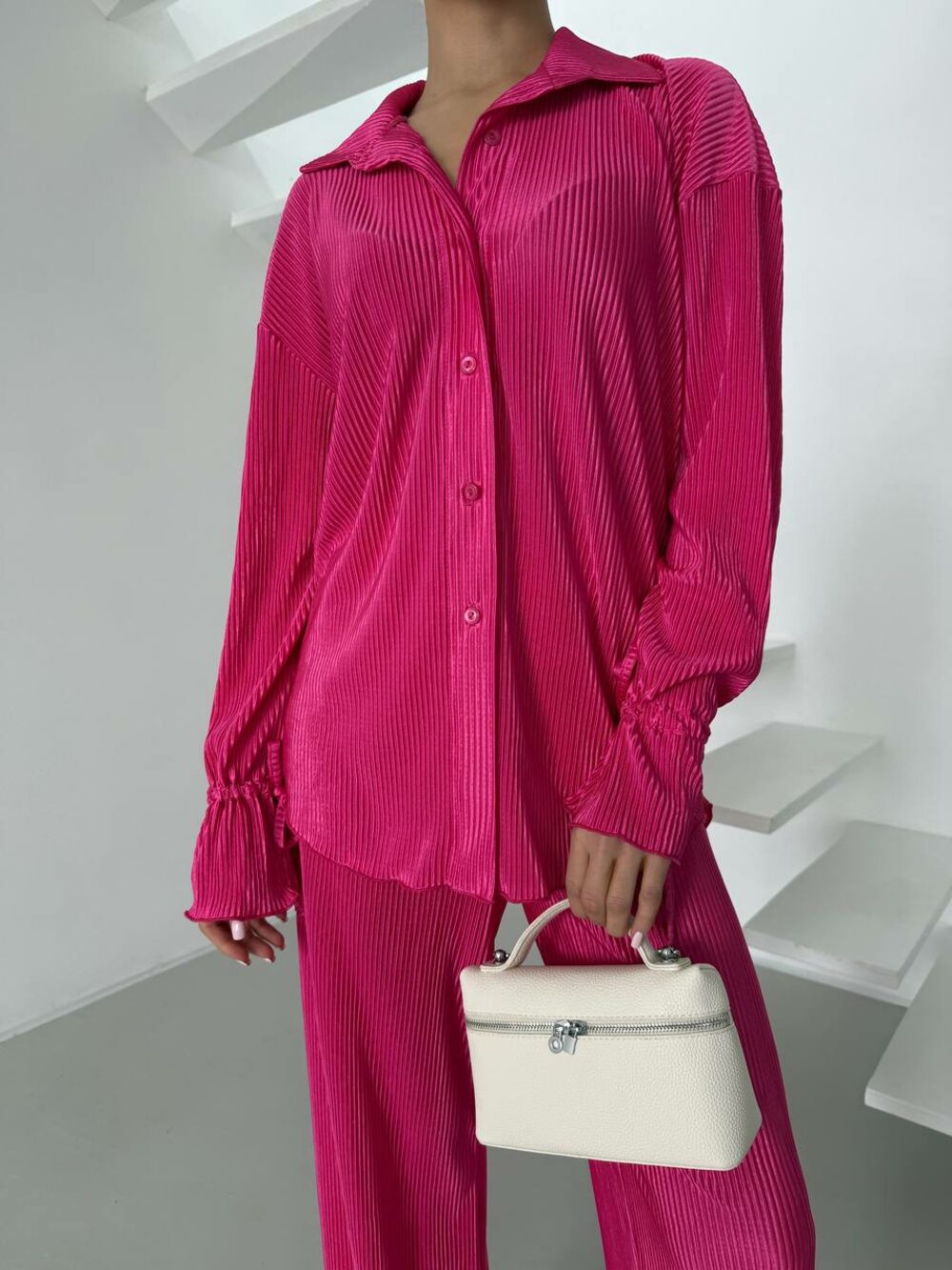 Костюм двойка сотоит из брюк и рубашки свободного кроя, цвет малиновый