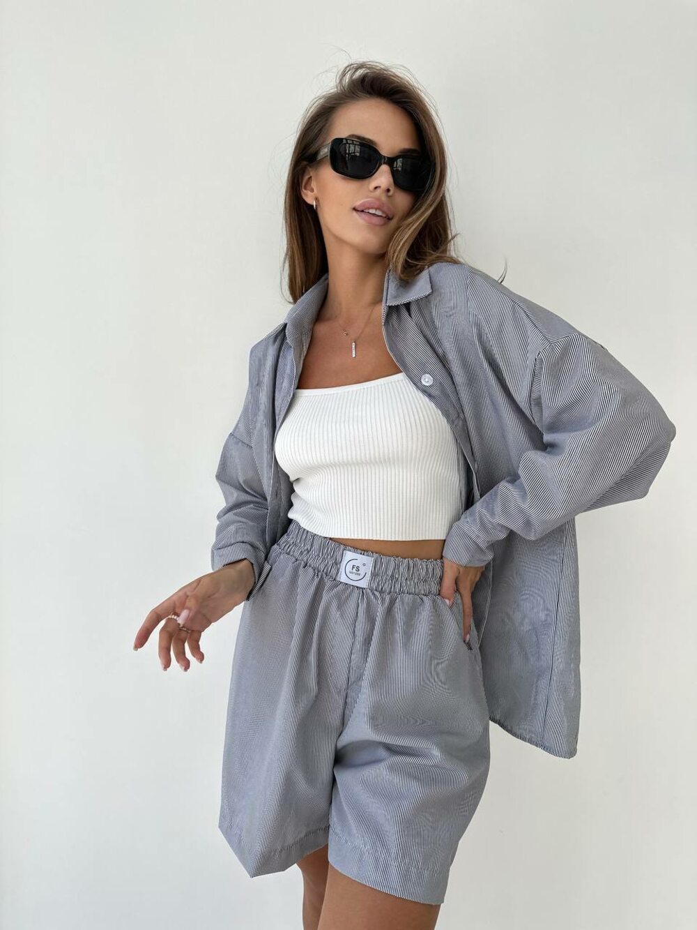 Костюм двійка складається з сорочки та шорт, колір сірий