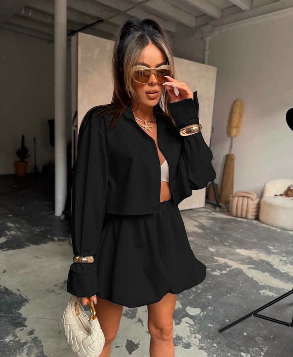 Костюм складається зі спідниці та блузки, колір чорний