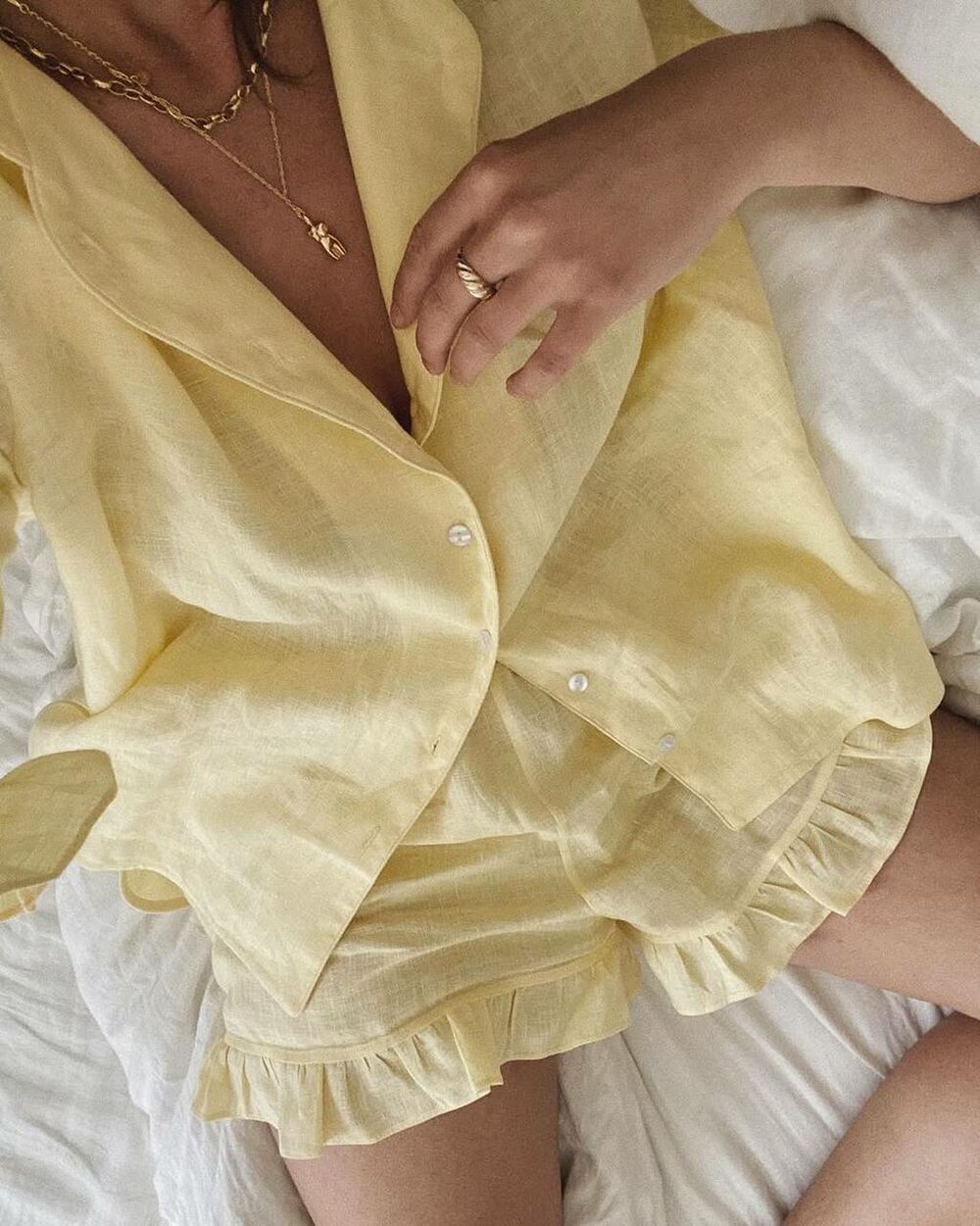 Костюм складається з сорочки та шорт, колір лимонний