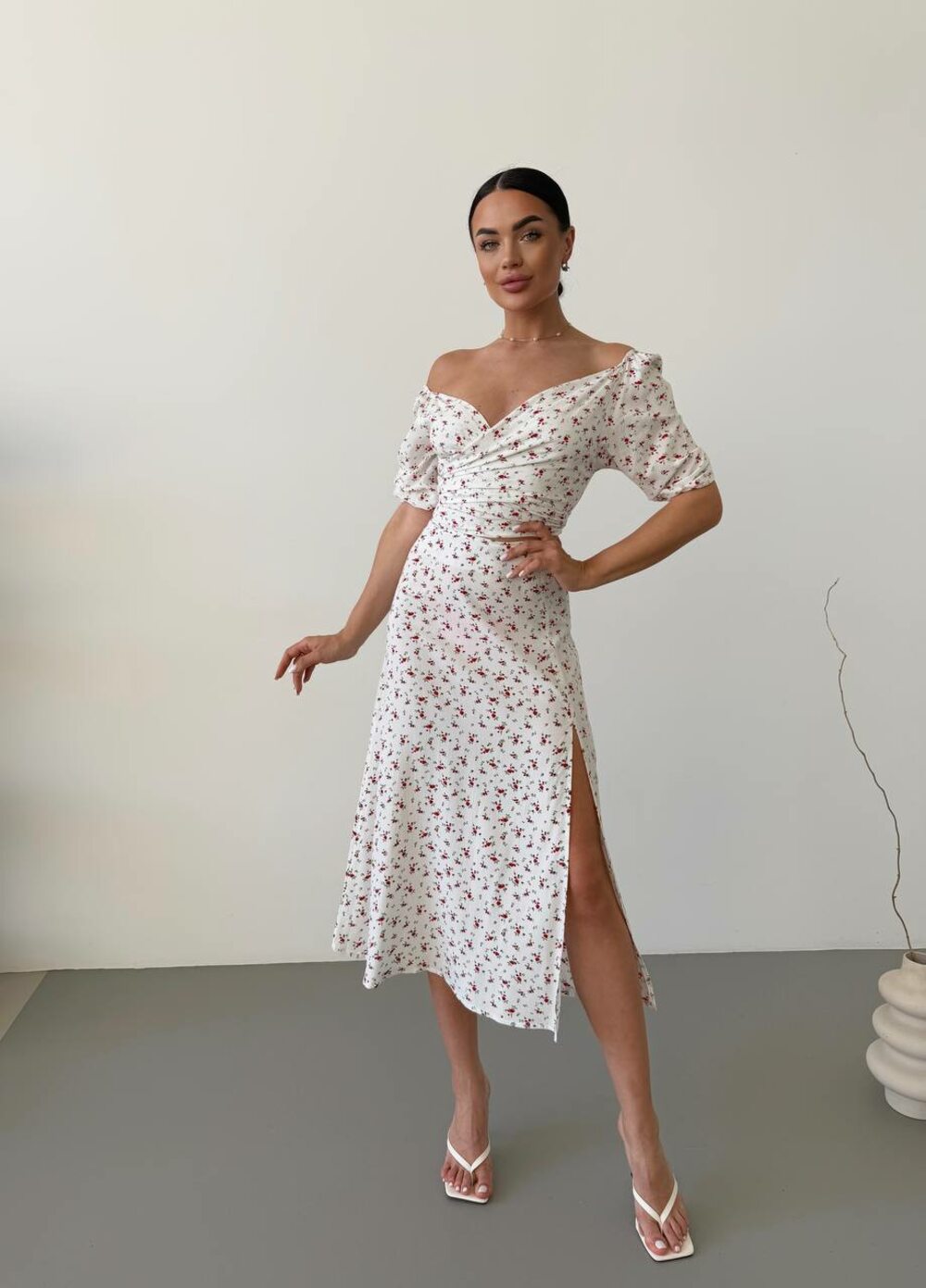 Літній костюм складається з топу та спідниці, колір білий