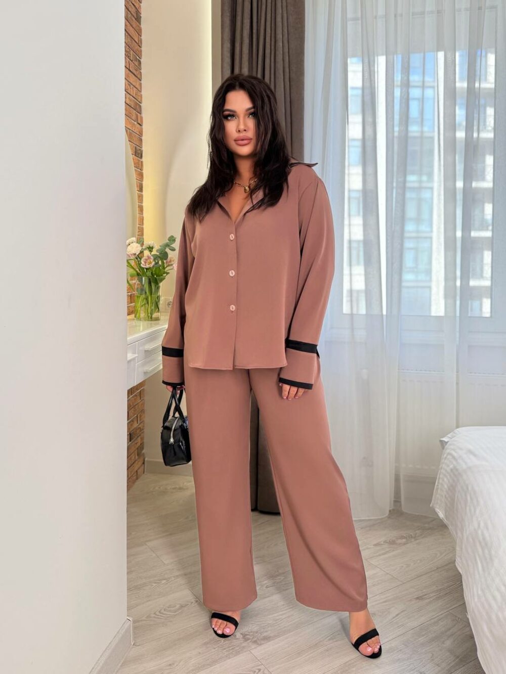 Костюм складається з штанів з кишенями та блузки, колір моко.