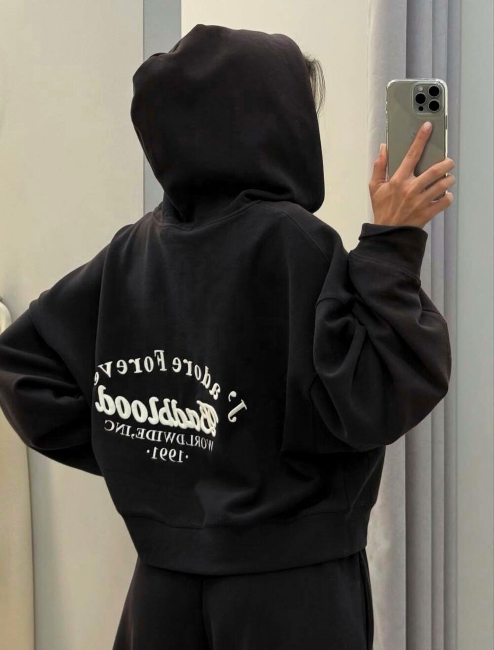 Костюм складається з худі з капюшоном і штанів, колір чорний