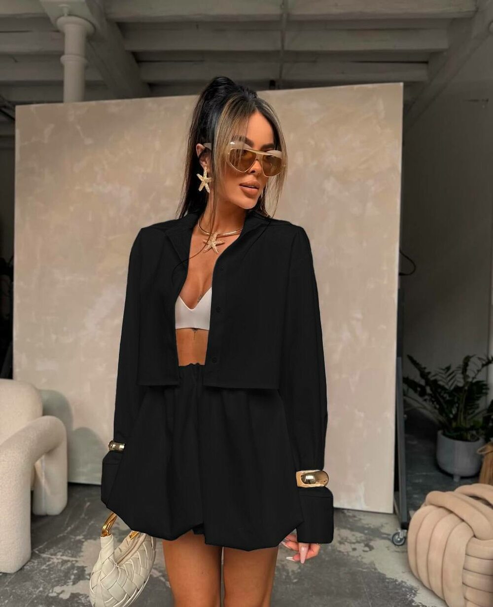 Костюм складається зі спідниці та блузки, колір чорний